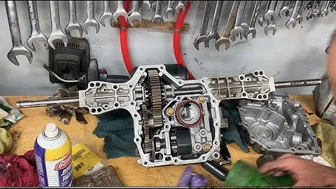 Hoe u een slippende hydrostatische transmissie op uw John Deere repareert. LT180, 100-serie, LA13...