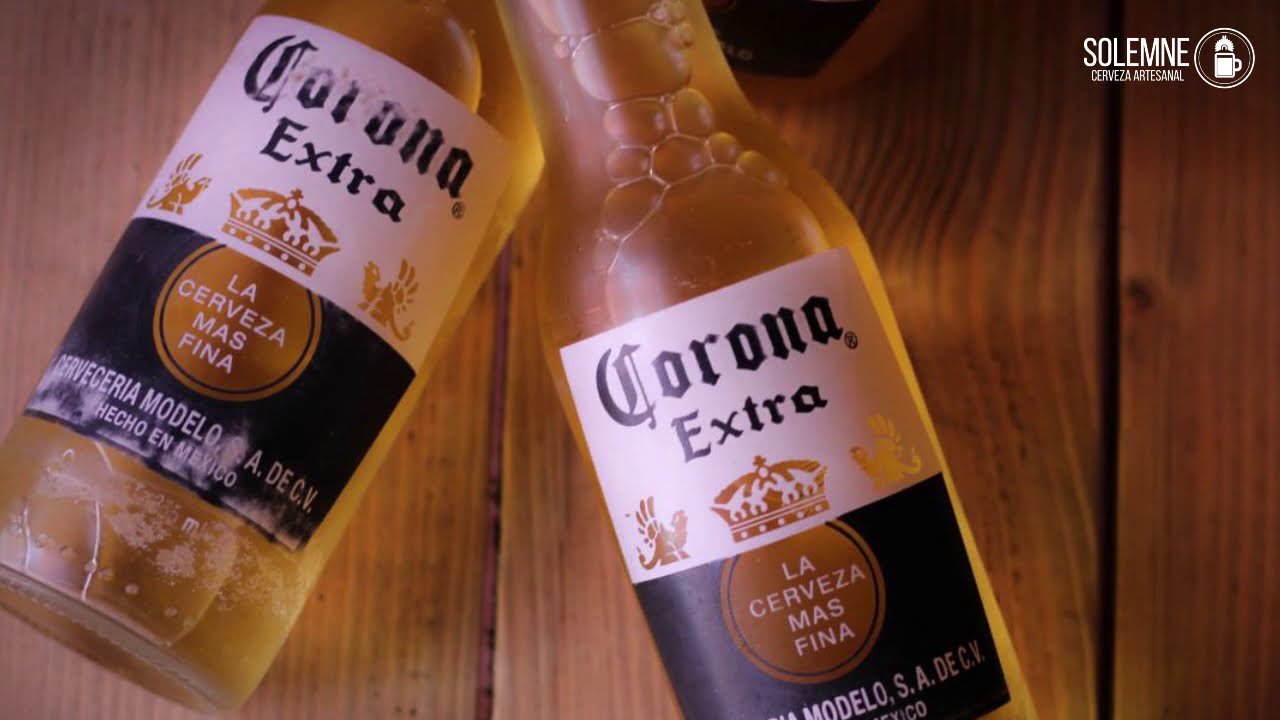 Celebridad Salón de clases Precipicio Por qué la cerveza Corona usa botellas transparentes? - YouTube