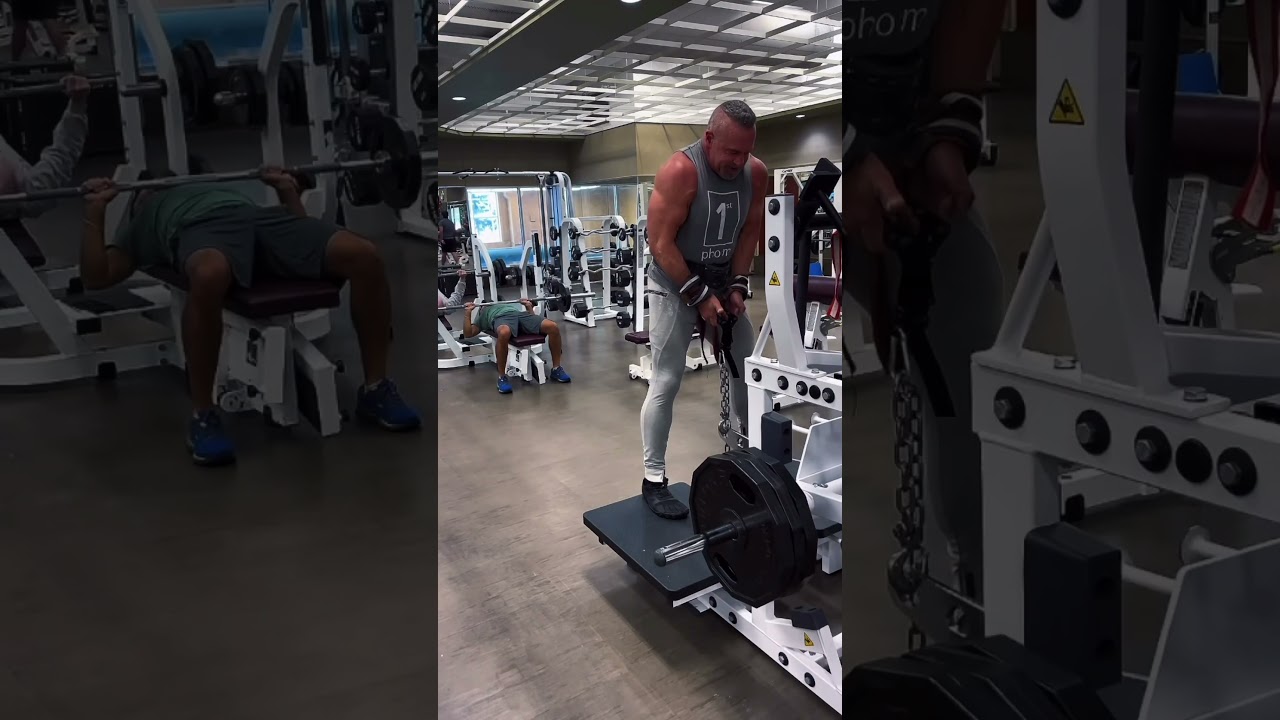 Shrugging on the belt squat, work your upper and middle traps
