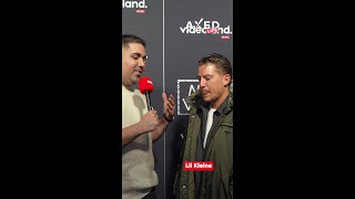 Download Lagu Lil Kleine vertelt aan Ramin Rezai hoe hij terugkijkt en of de roem en bekendheid het waard waren. MP3