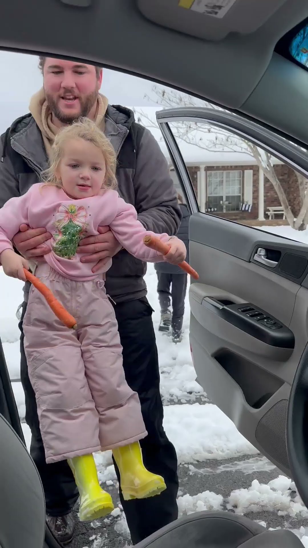 Handing Out Carrots To Neighborhood Snowman Builders || ViralHog