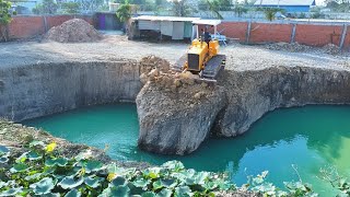 Dump Trucks 5Ton Bulldozer pushing With transfer Soil into water