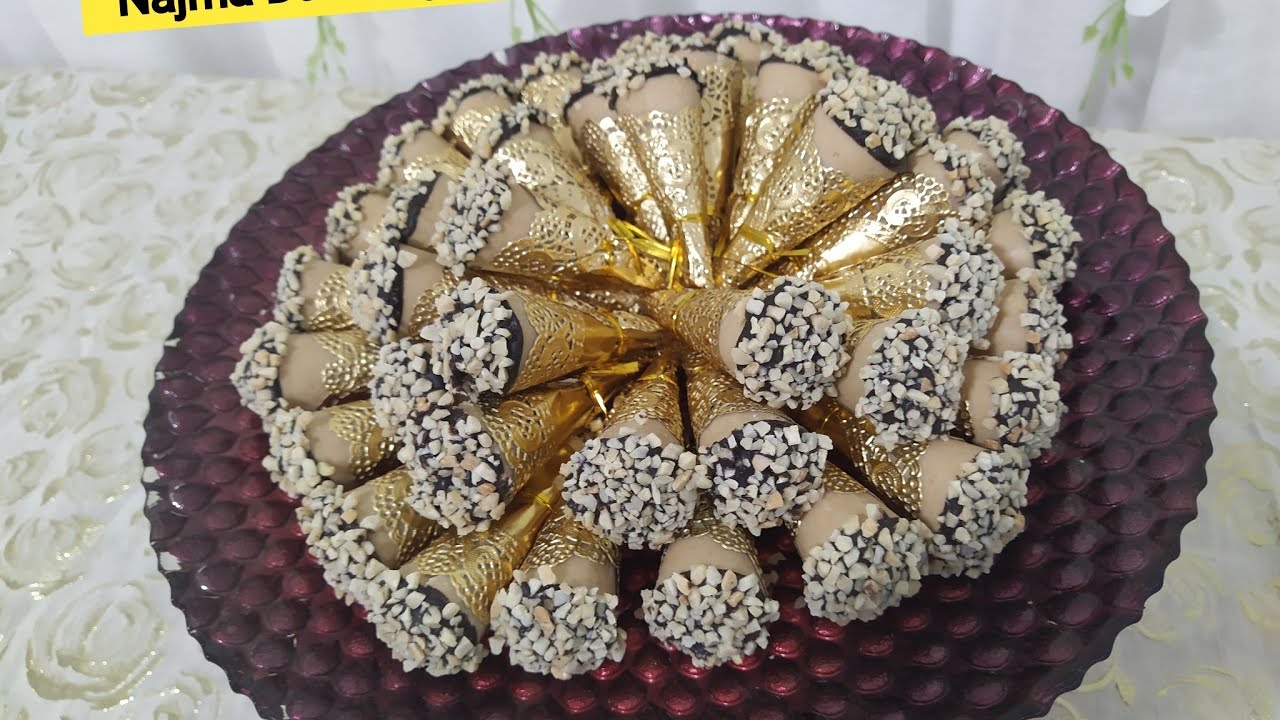 حلوى مشهورة بمدينة تطوان 😍 كورني باللوز مع النجمة الذهبية ⁦👩‍🍳⁩