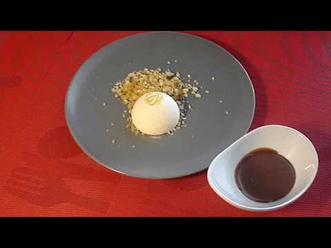 Semifrio de Mel com Crumble de Limão Honey Semifreddo with Lemon Crumb
