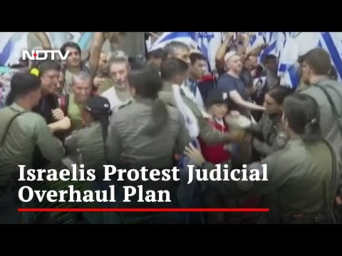 Israeli Protesters Clash With Police 