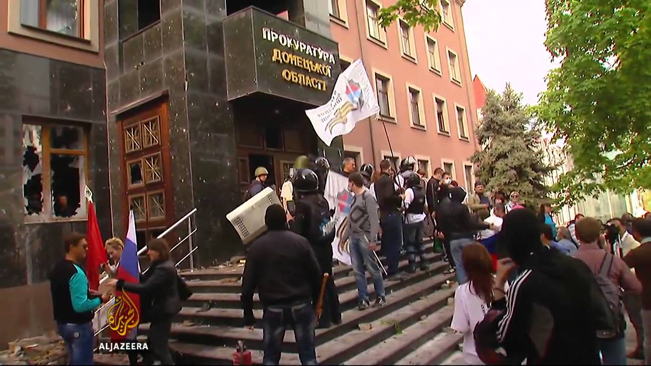 حشد موالٍ لروسيا يهاجم مكتب المدعي العام في أوكرانيا