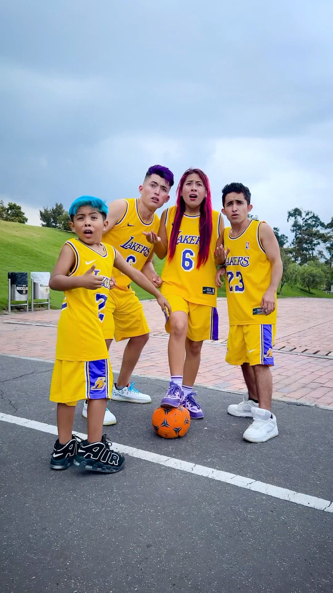 MIS AMIGOS SON ZOOMBIE ? @Layaraoficial @CAMILOAGUILLONN @SantiMusicOficial #santi