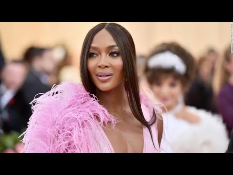 Vídeo: Naomi Campbell va impressionar els subscriptors amb un vestit sofisticat al programa Valentino