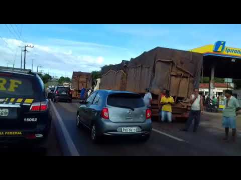 Caminhoneiros bloqueiam a BR 135 em protesto