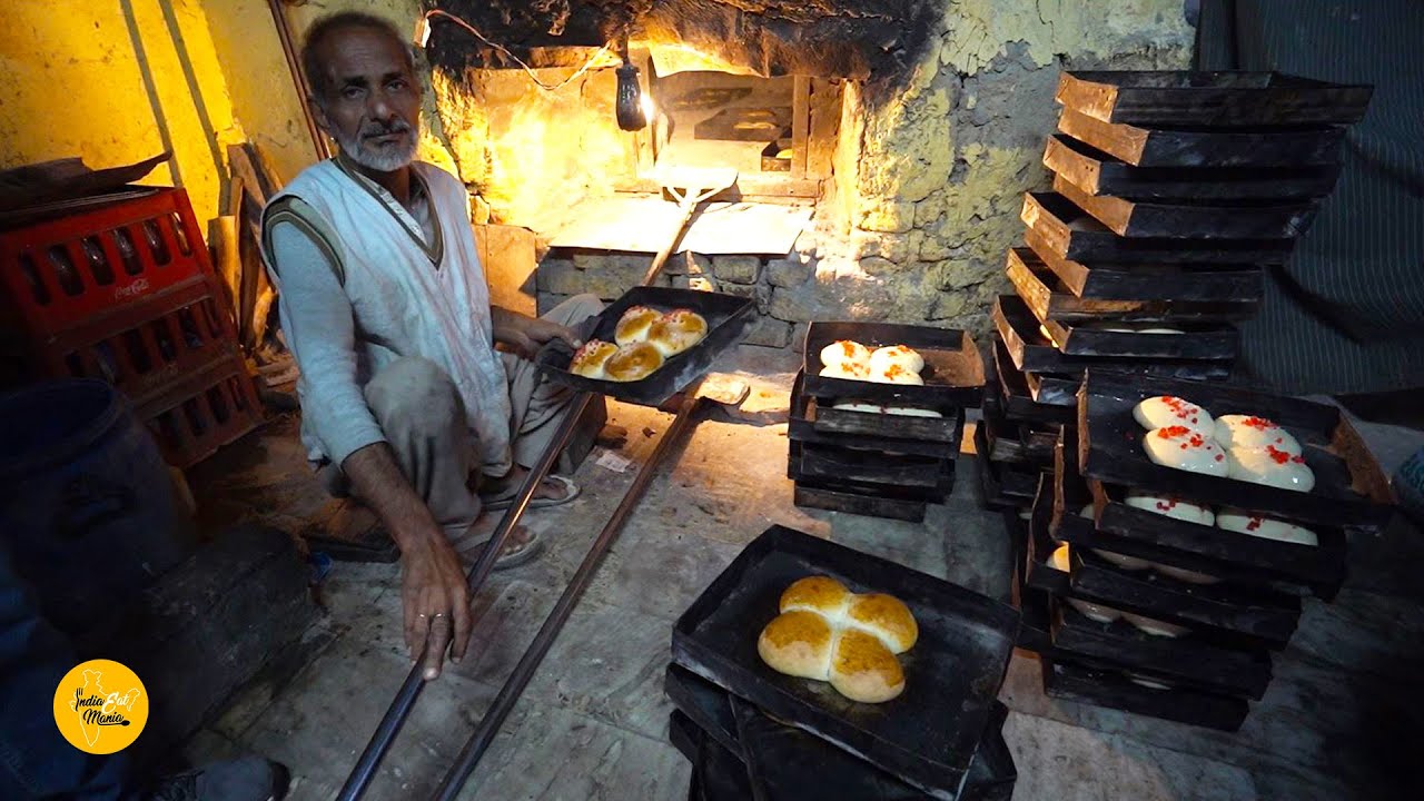 Freshly Baked Bun Making of Amritsar Rs. 20/- Only l Green Bakery l Amritsar Street Food | INDIA EAT MANIA