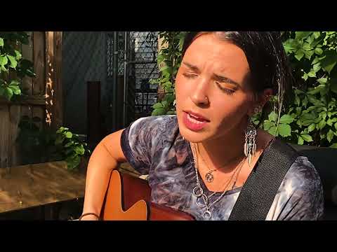 Watch Erin Fox perform “Very Far” for upandovr’s Musicale series