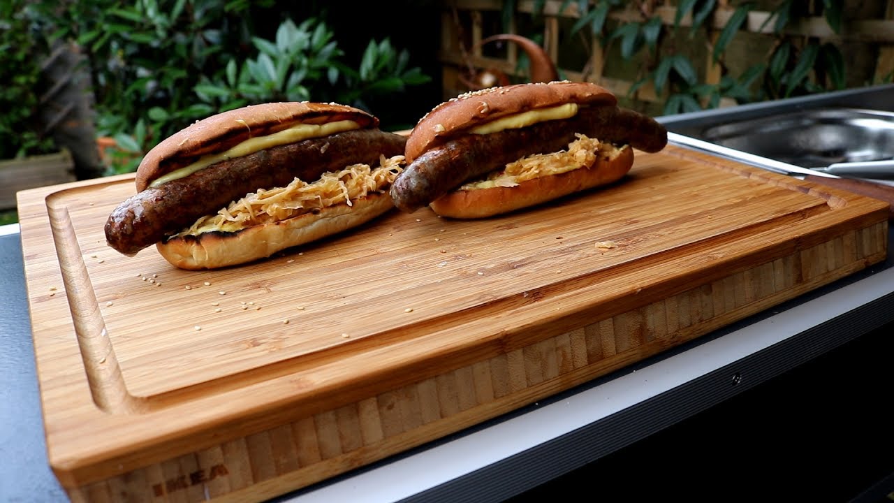 Wagyu Hot Dog mit Chili Kraut und einer Tabasco Mayonnaise