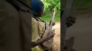 Poor guitarist☹️please help him🙏🙏🙏 #guitarist #shorts #youtubeshorts