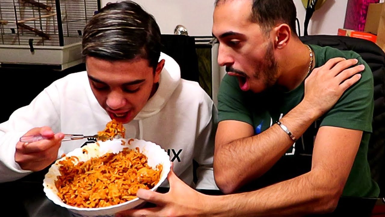 MOMO MANGE LES NOUILLES LES PLUS PIQUANTE DU MONDE ! ( UNE GROSSE MARMITE )