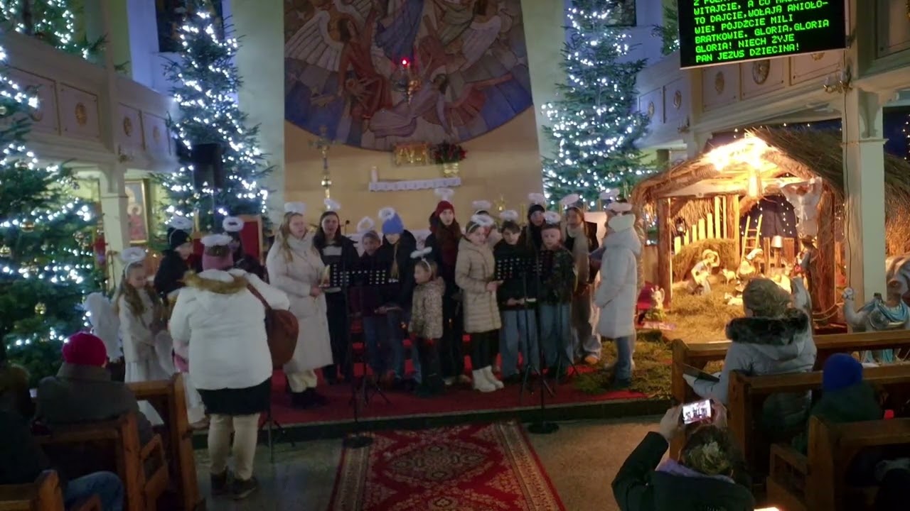 Kolędowanie przy  żłóbku  Boże  Nutki parafia Wniebowzięcia NMP w Czerwonej Wodzie 