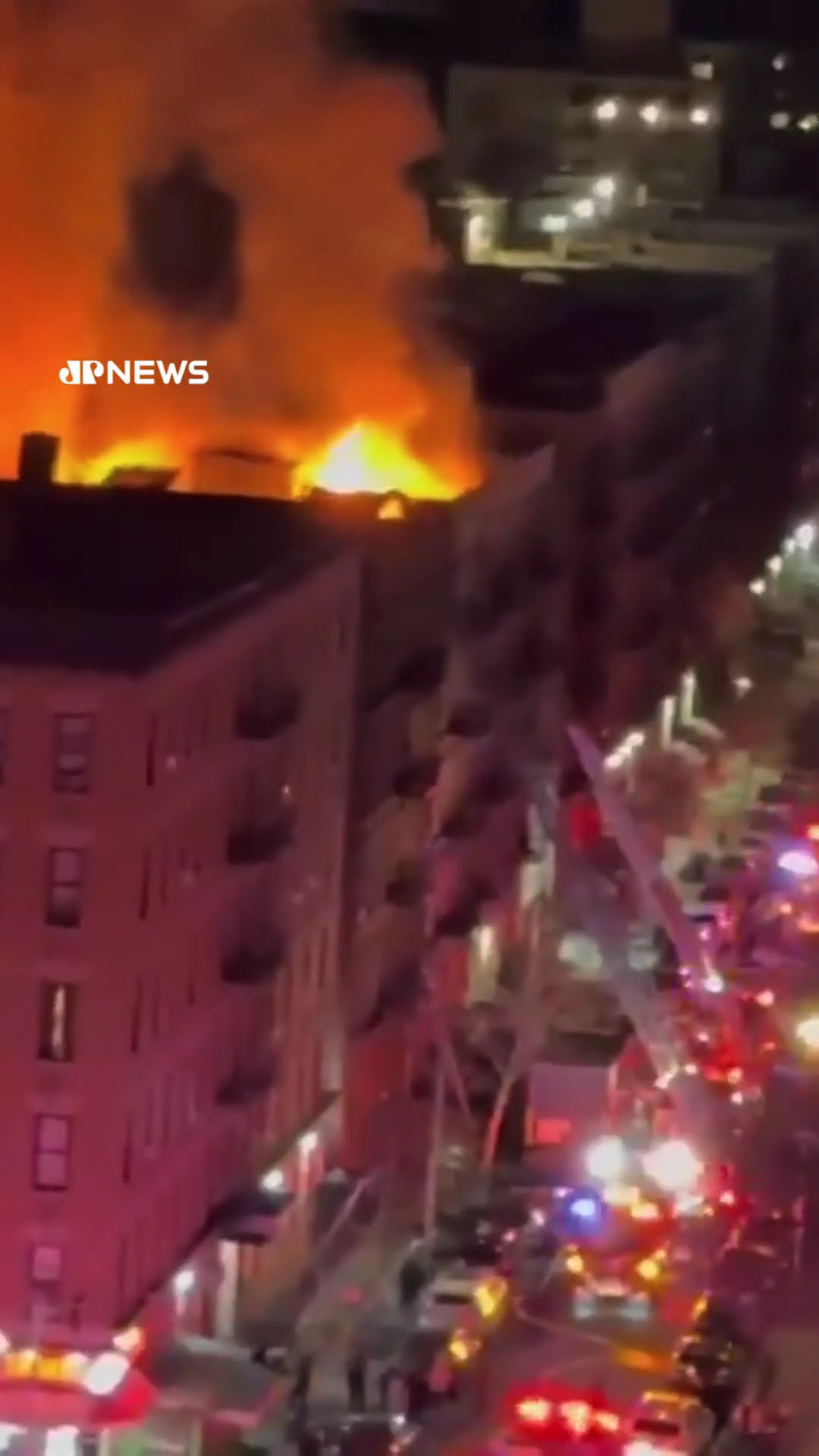 Incêndio de grandes proporções atinge prédio residencial em Manhattan #shorts