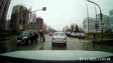 Delivery courier narrowly avoids fall after collision at crosswalk in Naberezhnye Chelny