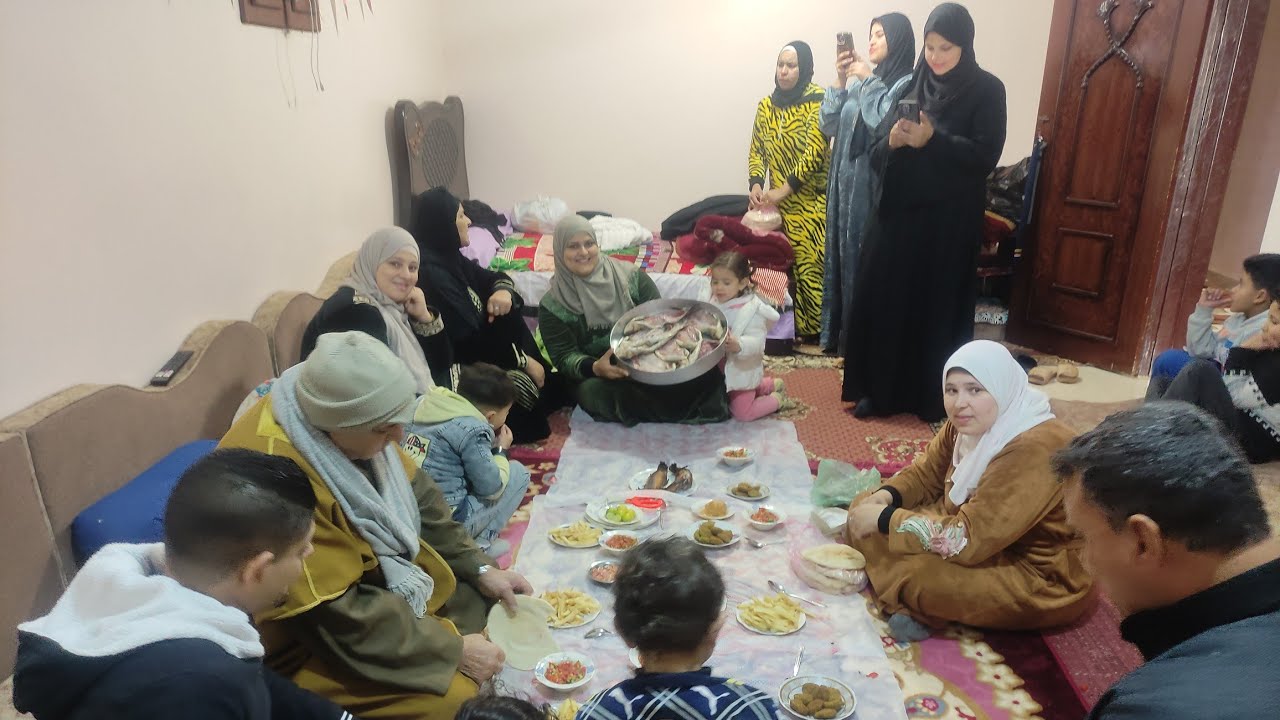 امى 🧕جمعتنا أنا وأخواتي علشان غدوت🦈 الحبايب قبل رمضان 🎉وشوفو فرحت الاطفال بأيه⁉️🥰وقعده وسط الحبايب