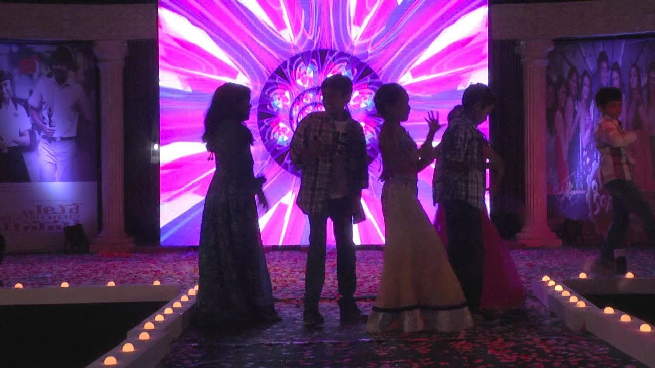 Exploding performance by the Mini Bombs of the family