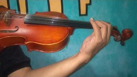 belajar lagu " 17 Agustus 45,"(hari kemerdekaan Indonesia) pada biola