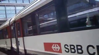 Eine SBB Am 843 rangiert einen Eurocity/Intercity am Basel SBB