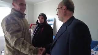 Mehmetçikten Şehit Piyade Üsteğmen Serkan Erkuşun Ailesine Anlamlı Ziyaret