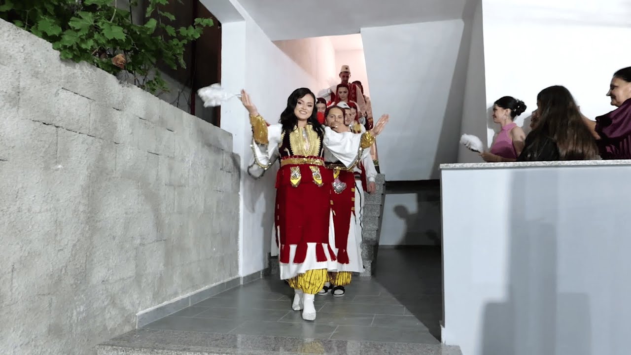 Nusja e veshur me kostume popullore - Nje moment i vecante i nates se valleve (Ahengu)