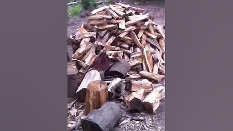 Thanh niên bửa củi???