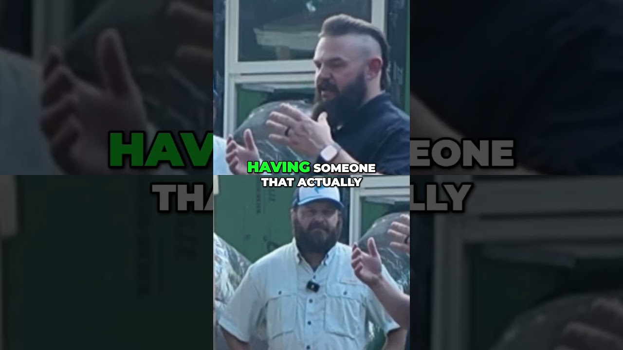 Строитель использует временный кондиционер, чтобы система отопления дома оставалась чистой и не и...