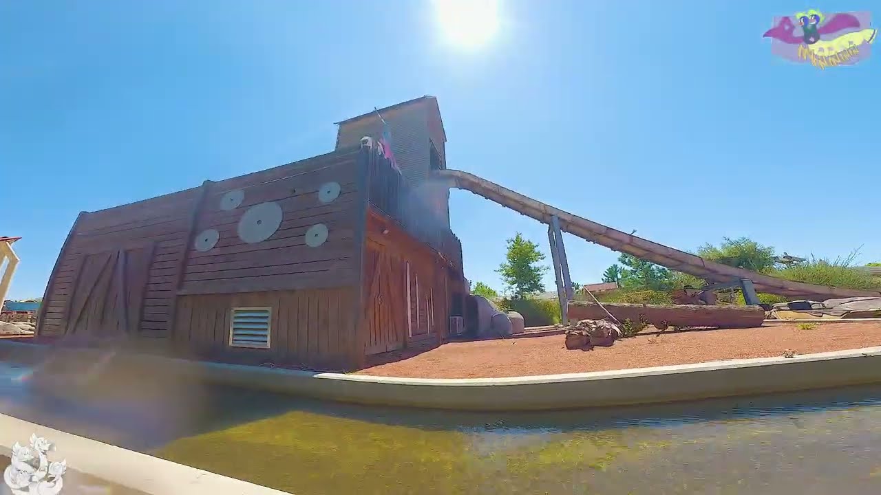 Аттракцион Lucky River Log Flume с двумя элементами: вид от первого лица во время поездки и от вх...