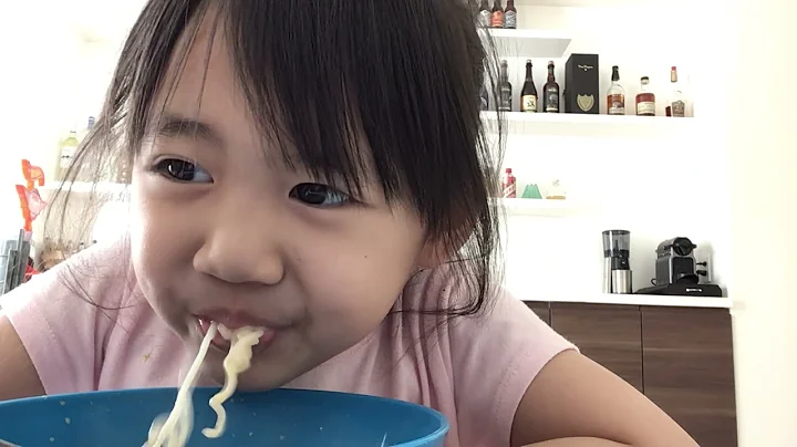 Jamie eats Nissin Demae Instant Ramen with Kraft C...
