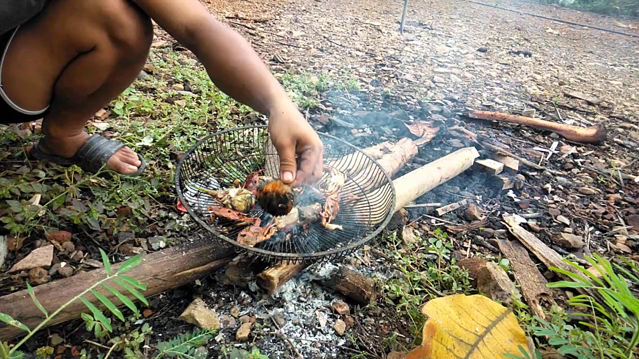 sweetes grilled crab with screwpain leaves(pandan).