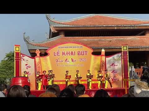 Tiết mục đặc sắc của các em học sinh trường Tiểu học Ngọc Hải trong lễ Khai bút đầu xuân Quý Mão tại tháp Tường Long, Đồ Sơn