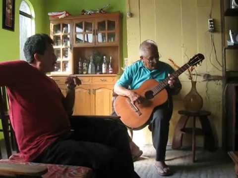 huacaybamba glicerio rodriguez tocando guitarra