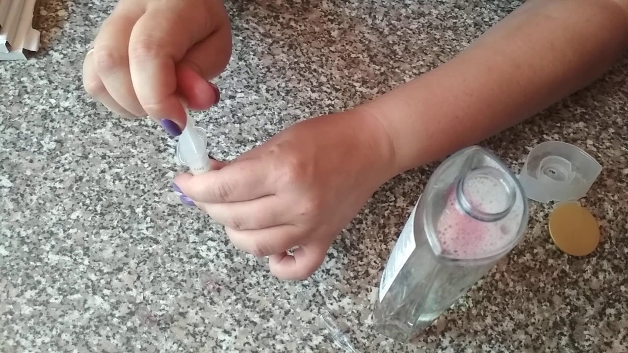 Добовляем в шампунь витамины группы В1, В6 ,В12 и аскорбиновую кислоту.