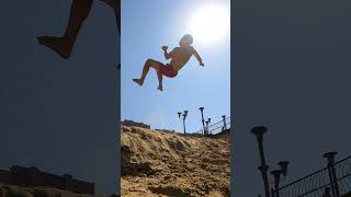 Понти на пляжі. Вулична акробатика. Тренування на пляжі #parkour #freerunning #shorts