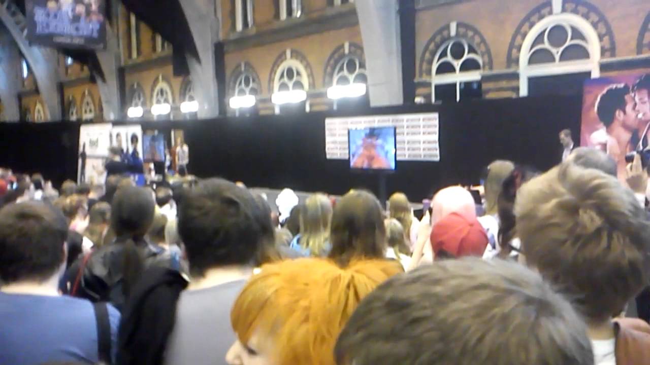 Vic Mignogna sings Dragon Soul at Comi-con (Dragon Ball Z Kai Opening)