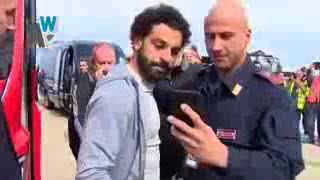 شاهد كيف إستقبل رجال الأمن محمد صلاح في مطار روما لحظة وصول طائرة ليفربول قبل إياب دوري الأبطال   Yo