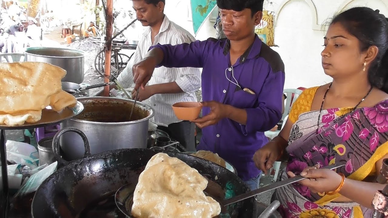 मेहनती मराठी पति पत्नी - She Control Everything - Street Food India | Indian Food Loves You