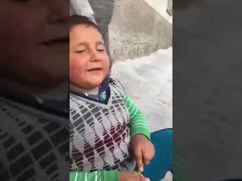 Kürtçe şarkı söyleyen çocuk :)