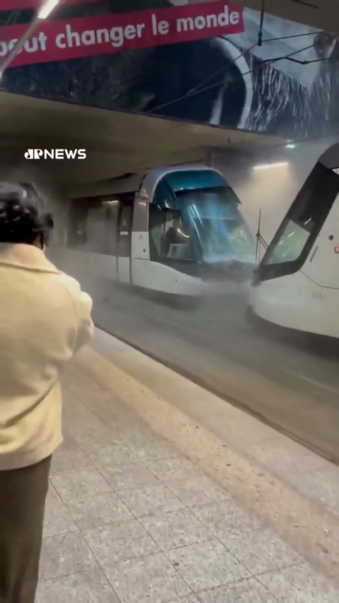 Pelo menos 20 pessoas ficaram feridas em colisão de bondes na França #shorts
