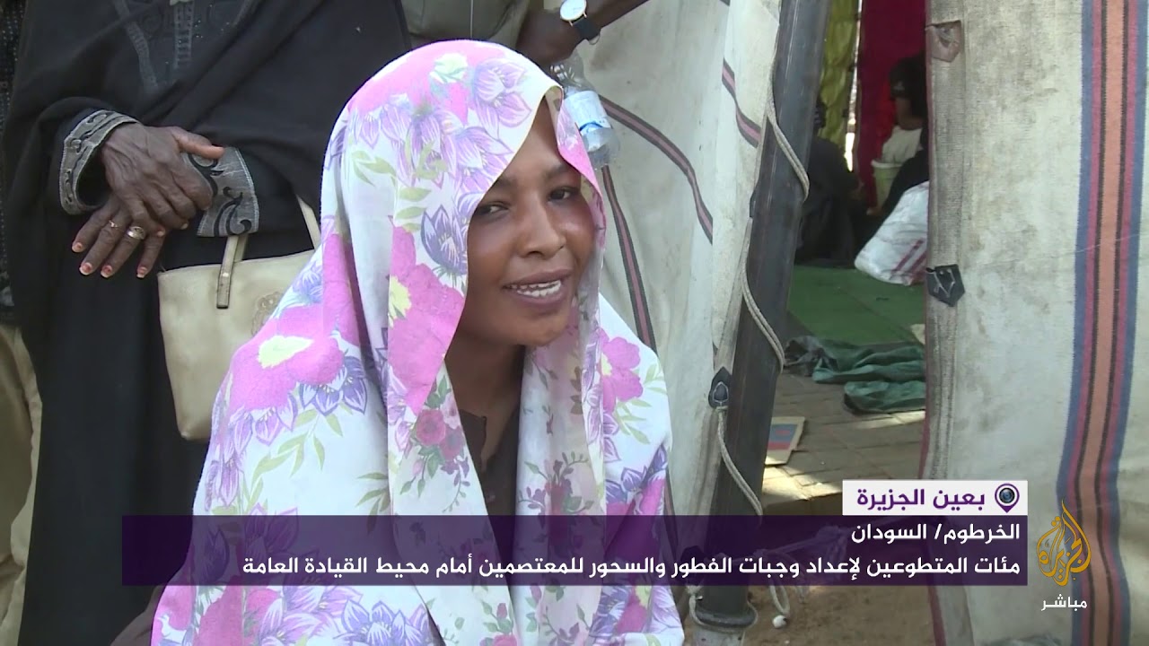 مئات المتطوعين لإعداد السحور والفطور للمعتصمين أمام محيط القيادة العامة