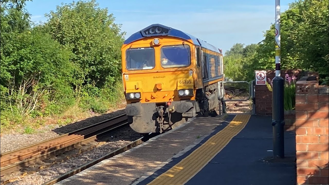 A bee 🐝 and “Peterborough United” 66735 4L98 with 54 containers 08;11 8L Lea Road 10/7/2025