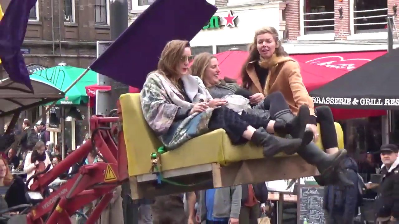 ADEV Amsterdam 2019 het hek is van de dam; dansende demonstranten door