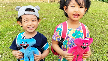 Xoài KAKOBI và Chị Táo đi học về bắt gặp Huggy Wuggy và được tặng búp bê Huggy Wuggy Poppy Playtime