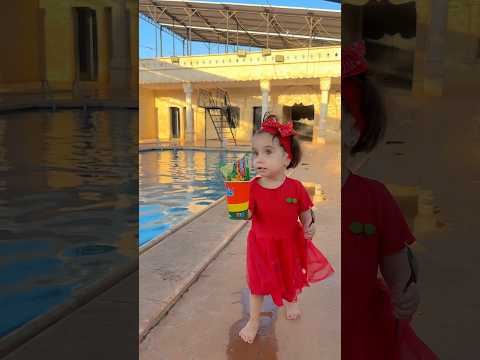 سوسو قررت تاكل آندومي في المسبح