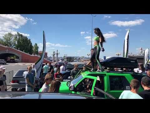 Малиновый свет упал на город . Танцы Go-Go на крыше автомобиля