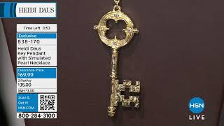 Pingente Key Enhancer Heidi Daus com colar de perolas simuladas