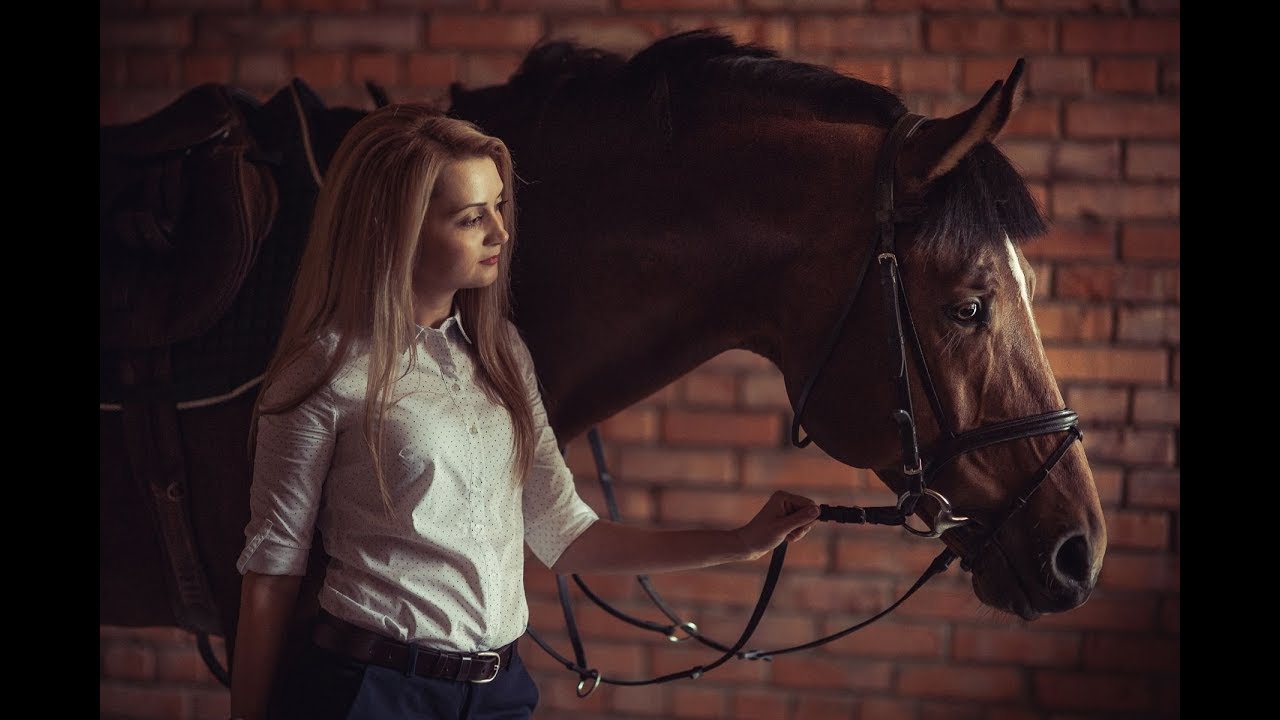 Конюшни женщина. Девушка в конюшне. Фотосессия в конюшне. Фотосессия в конюшне с лошадью. Фотосессия на конюшне идеи.