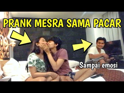 PRANK PACARAN MESRA DI DEPAN TEMAN, TEMANKU SAMPAI NGAMBEK WKWK